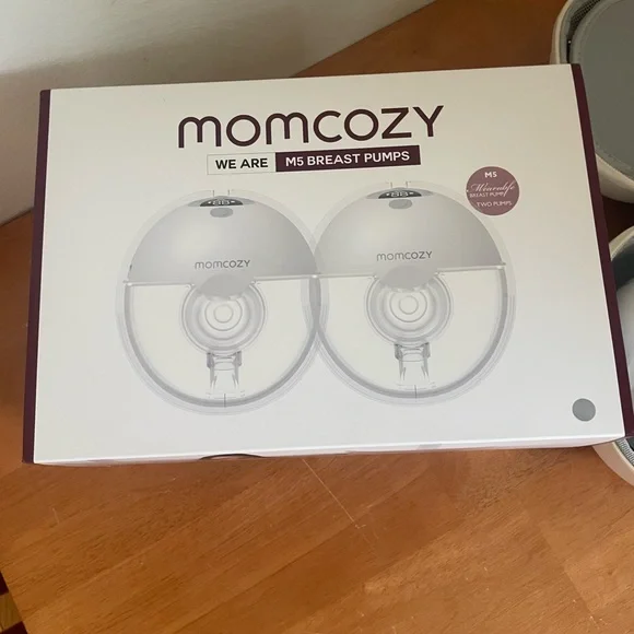 Momcozy M5 hands free Breast Pump Set. Barely used - like new. - Picture 4 of 4